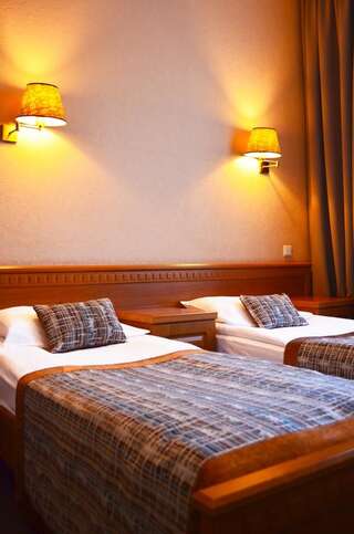 Отель Old Port Hotel Борисполь Стандартный двухместный номер с 2 отдельными кроватями-11